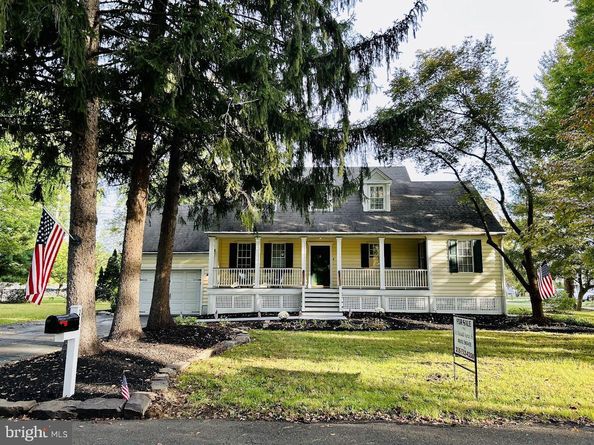 212 Apple Street, Levittown PA 19057