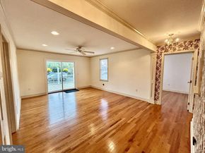 212 Apple Street, Levittown PA 19057