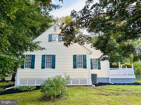 212 Apple Street, Levittown PA 19057