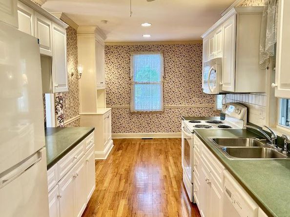 212 Apple Street, Levittown PA 19057