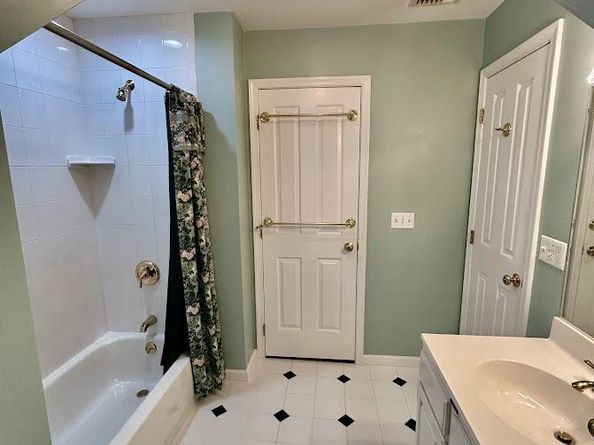 212 Apple Street, Levittown PA 19057