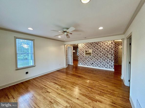 212 Apple Street, Levittown PA 19057