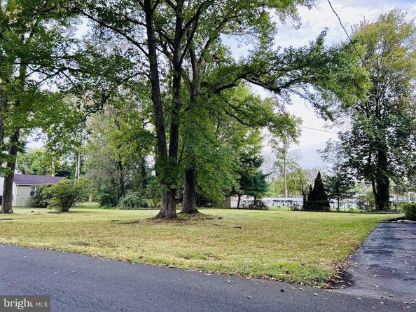 212 Apple Street, Levittown PA 19057