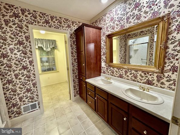 212 Apple Street, Levittown PA 19057
