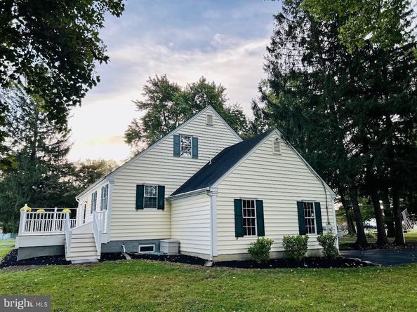 212 Apple Street, Levittown PA 19057