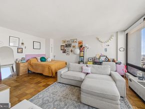 210 Locust Street 25E, Philadelphia PA 19106