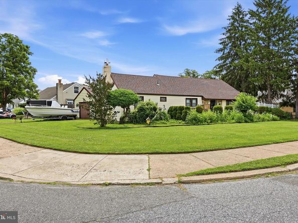 897 Pine Hill Road, Philadelphia PA 19115
