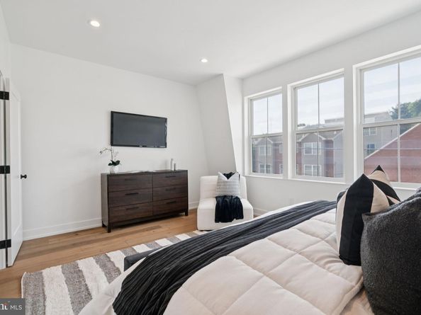 545 Green Lane, Philadelphia PA 19128