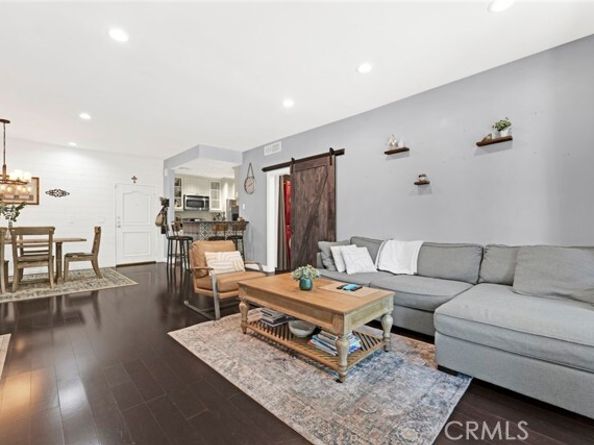 11225 Peach Grove Street 102, North Hollywood (los Angeles) CA 91601