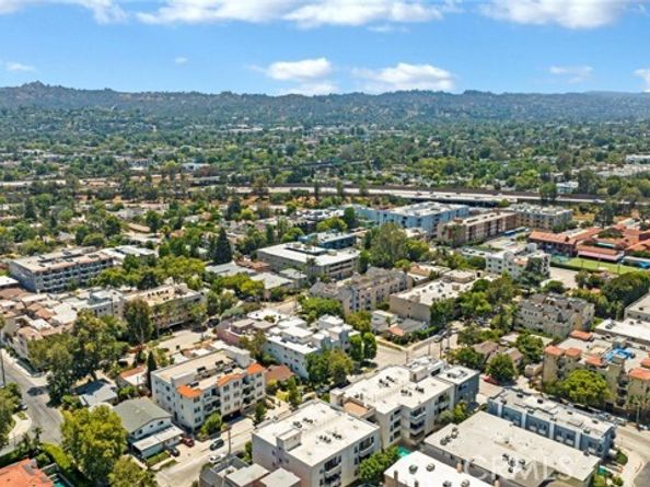 11225 Peach Grove Street 102, North Hollywood (los Angeles) CA 91601