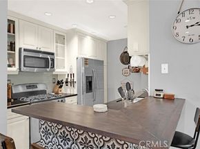 11225 Peach Grove Street 102, North Hollywood (los Angeles) CA 91601