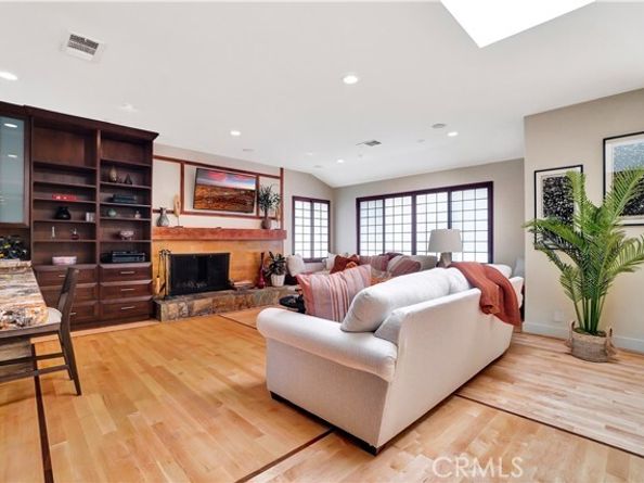 4532 Del Moreno Drive, Woodland Hills (los Angeles) CA 91364