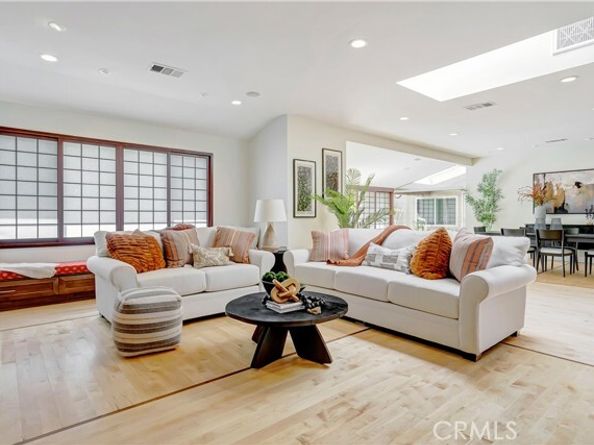 4532 Del Moreno Drive, Woodland Hills (los Angeles) CA 91364