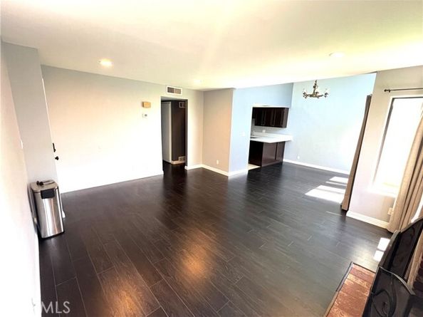 8575 Independence Avenue 11, Canoga Park (los Angeles) CA 91304