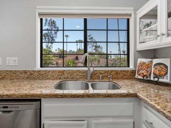 7319 Calle de Fuentes, Carlsbad CA 92009