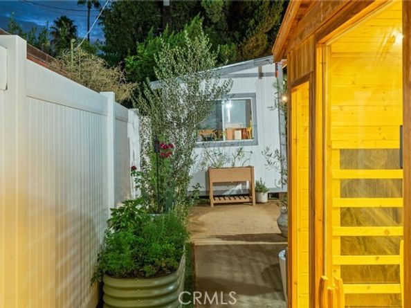 7247 Genesta Ave, Los Angeles CA 91406