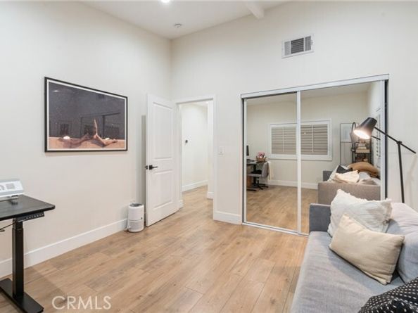 7247 Genesta Ave, Los Angeles CA 91406
