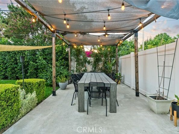7247 Genesta Ave, Los Angeles CA 91406