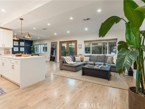 7247 Genesta Ave, Los Angeles CA 91406