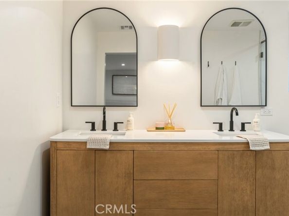 7247 Genesta Ave, Los Angeles CA 91406