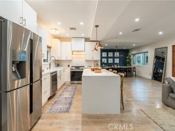 7247 Genesta Ave, Los Angeles CA 91406