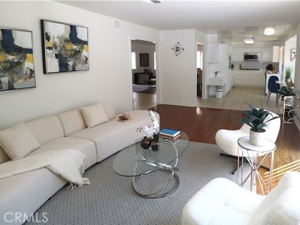 20254 Stagg Street, Winnetka (los Angeles) CA 91306