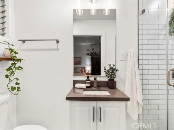 2207 Apex Avenue, Los Angeles CA 90039