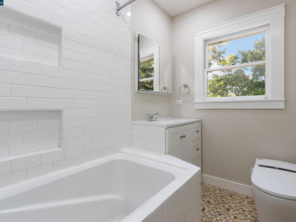 3747 Park Boulevard Way, Oakland CA 94610