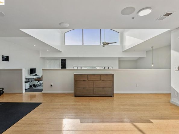 850 W Grand Ave 17, Oakland CA 94607