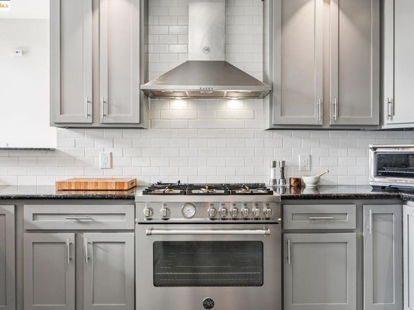 850 W Grand Ave 17, Oakland CA 94607