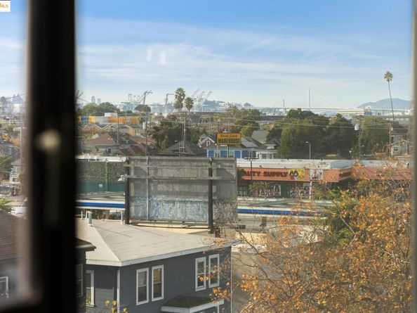 850 W Grand Ave 17, Oakland CA 94607