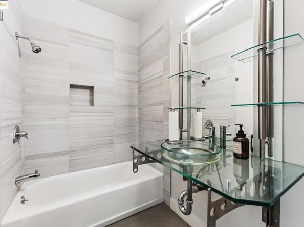 850 W Grand Ave 17, Oakland CA 94607