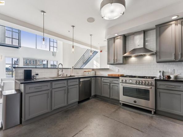 850 W Grand Ave 17, Oakland CA 94607