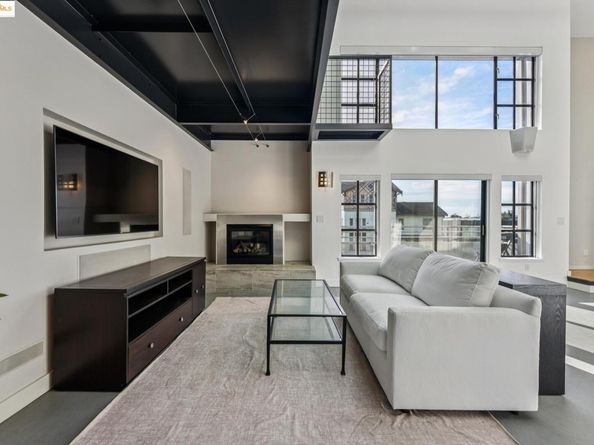 850 W Grand Ave 17, Oakland CA 94607