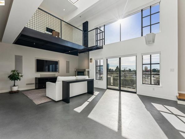 850 W Grand Ave 17, Oakland CA 94607