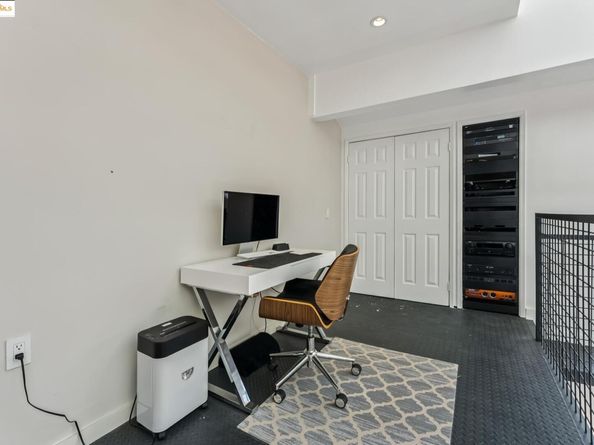 850 W Grand Ave 17, Oakland CA 94607