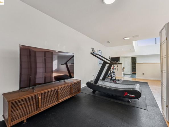 850 W Grand Ave 17, Oakland CA 94607