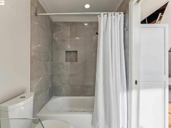 850 W Grand Ave 17, Oakland CA 94607