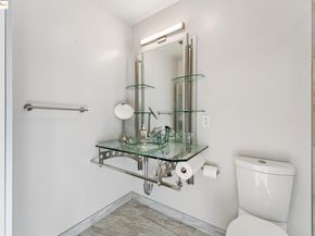 850 W Grand Ave 17, Oakland CA 94607