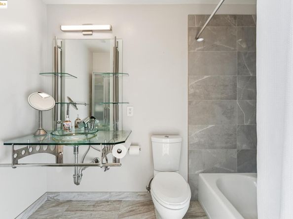 850 W Grand Ave 17, Oakland CA 94607