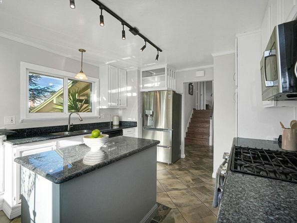 27956 Edgecliff Way, Hayward CA 94542