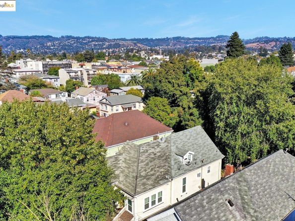3830 Clarke St, Oakland CA 94609