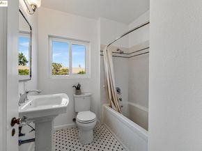 4267 Montgomery Street, Oakland CA 94611