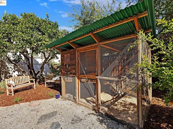 4267 Montgomery Street, Oakland CA 94611