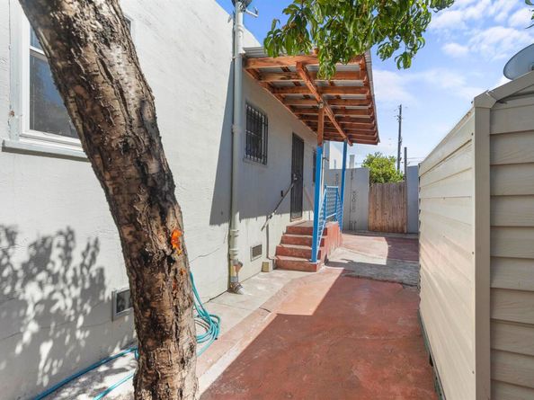 7851 Holly, Oakland CA 94621