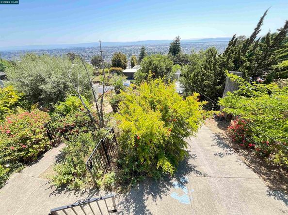 7618 Sunkist Dr, Oakland CA 94605