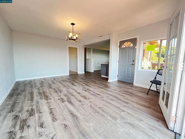 7618 Sunkist Dr, Oakland CA 94605