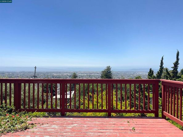 7618 Sunkist Dr, Oakland CA 94605