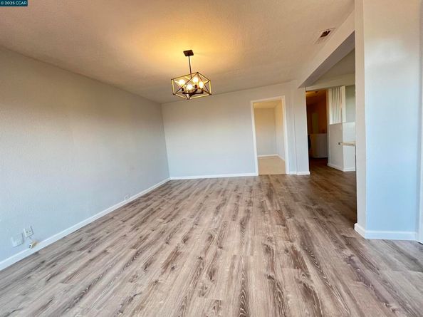 7618 Sunkist Dr, Oakland CA 94605