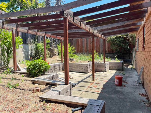 7618 Sunkist Dr, Oakland CA 94605